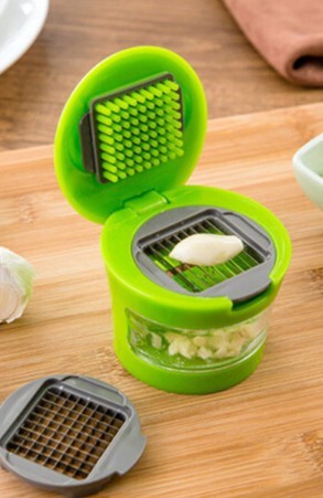 2-in-1 Garlic Crusher & Slicer – Multi-Function Handheld Garlic Press & Chopper with Storage